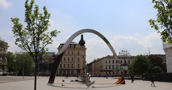 Wczoraj dokładnie oglądnąłem z bliska gotowy już pomnik generała Ryszarda Kuklińskiego na krakowskim placu Jana Nowaka-Jeziorańskiego (dawniej Dworcowym) po usunięciu osłaniającego teren budowy płotu.