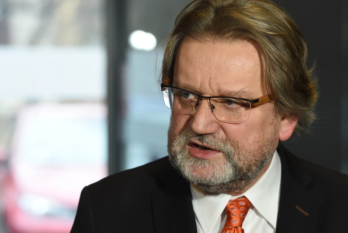 Jarosław Pinkas wraca do rządu Mateusza Morawieckiego. Były sekretarz stanu, zwolniony w ramach głośnej rządowej redukcji liczby wiceministrów, tym razem będzie pełnomocnikiem premiera i będzie zajmował się dokładnie tym samym, czym zajmował się jako pełnomocnik rządu, czyli wprowadzeniem nowej Inspekcji Bezpieczeństwa Żywności.