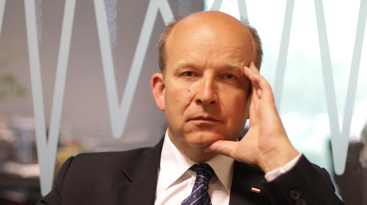 "Do władzy przyszliśmy nie po to, żeby się nachapać. Zarzuty, że kombinujemy, jak by zarobić najwięcej pieniędzy, są po prostu chybione" - stwierdził w Popołudniowej rozmowie w RMF FM były minister zdrowia i senator PiS, Konstanty Radziwiłł. Odniósł się w ten sposób do kontrowersji wokół nagród dla ministrów. "Niczego nie muszę oddawać. Jeśli pan pyta o to, co zrobiłem z pieniędzmi, które w ramach nagrody dostałem  to powtarzam: wpłaciłem równowartość tych pieniędzy na Caritas" - dodał. "Nie ma mowy o tym, żeby władza - szeroko rozumiana - była arogancka, wręcz odwrotnie" - zauważył gość Marcina Zaborskiego pytany o reakcje rządzących na sejmowy protest opiekunów osób niepełnosprawnych. "Został nakreślony scenariusz konkretnych kolejnych działań, kroków, które mają rozwiązać problemy, z którymi borykają się osoby niepełnosprawne i ich opiekunowie. Rząd PiS dotychczas zawsze z obietnic się wywiązywał. Myślę, że i tym razem też się wywiąże. Nie mam co do tego żadnej wątpliwości, że żadne słowa na wiatr nie są rzucane" - zapewnił. 