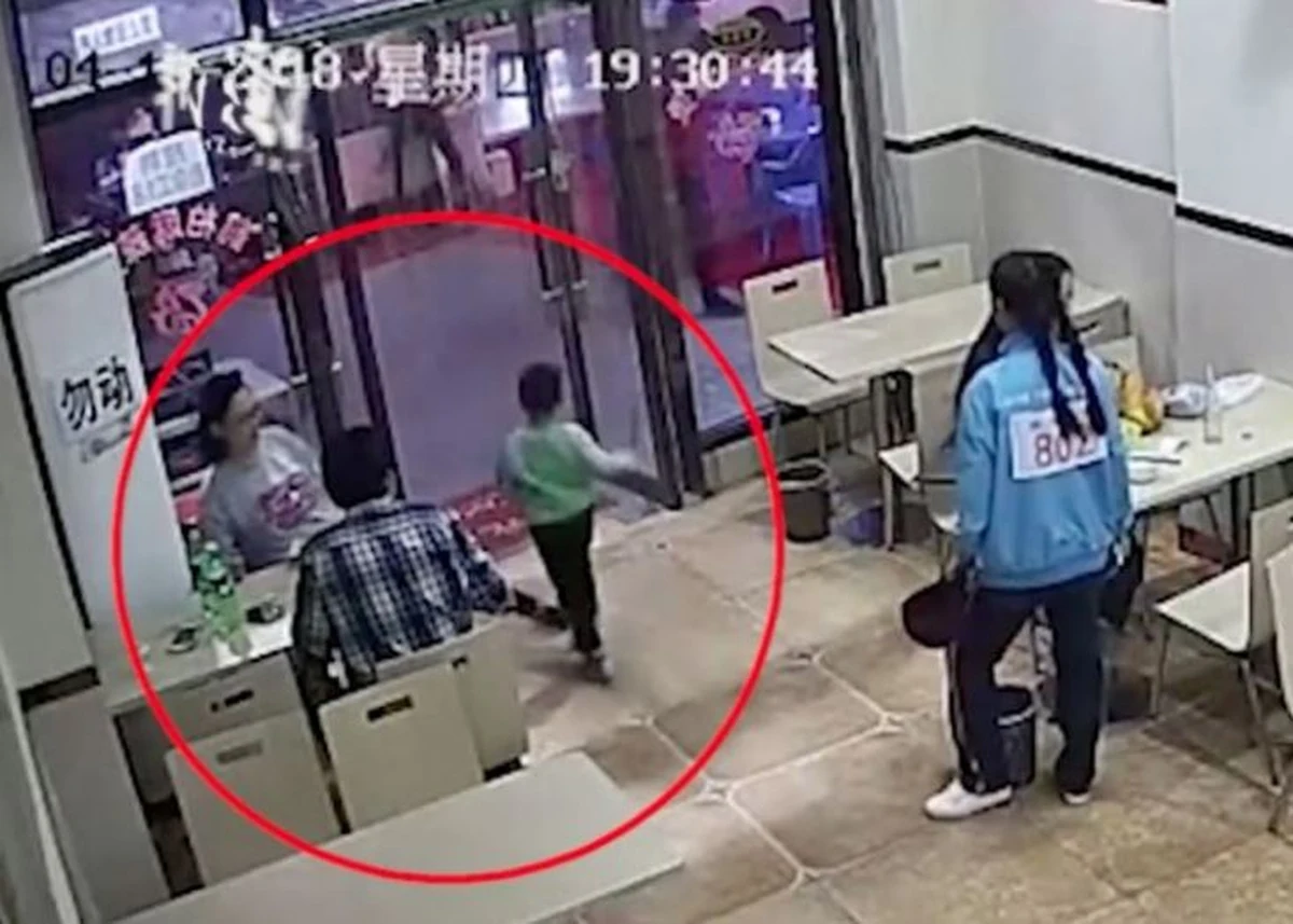 Okrutna zemsta ciężarnej kobiety na 4-letnim chłopcu. Pewna Chinka podstawiła maluchowi nogę, co uchwyciła kamera monitoringu lokalu, w którym to się stało. Film, który pojawił się w sieci, ma kilkadziesiąt milionów odsłon.  