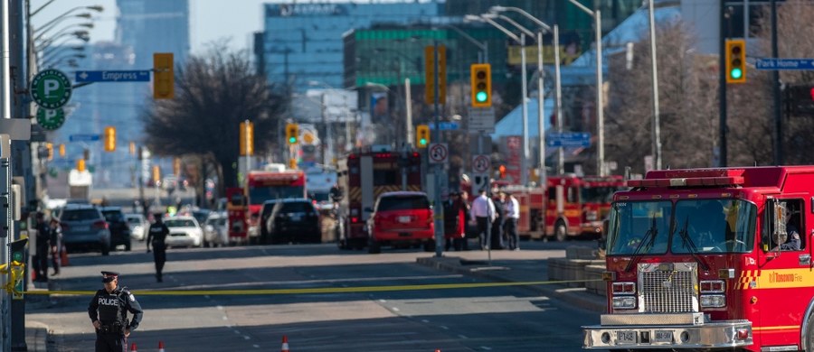 Kierowca furgonetki, która w poniedziałek w Toronto wjechała w tłum pieszych i zabiła 10 osób, został formalnie oskarżony przez sąd o 10 zabójstw dokonanych z premedytacją. 25-letni Alek Minassian otrzymał także zarzut próby zabójstwa 13 innych osób, które przeżyły, ale zostały ciężko ranne.