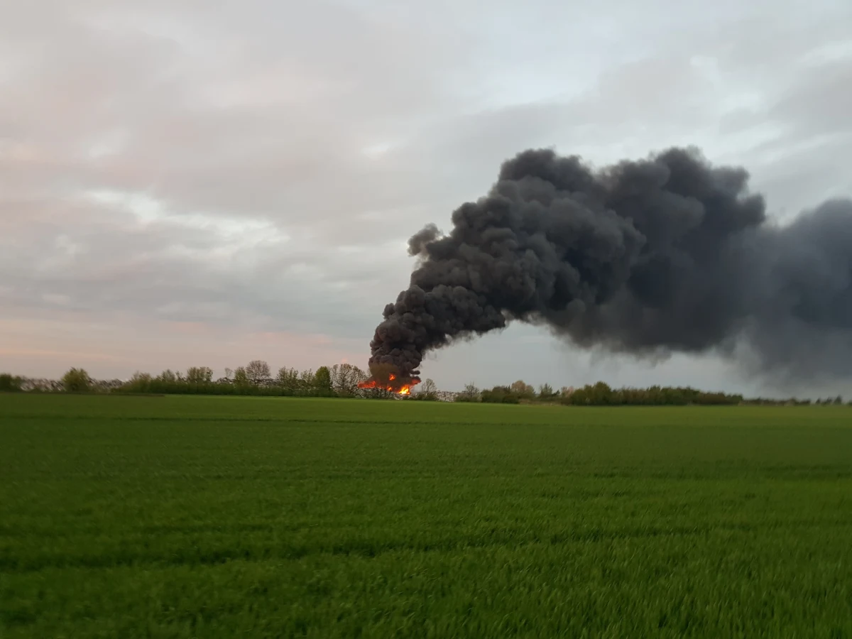 60 strażaków uczestniczyło w akcji gaszenia pożaru składowiska odpadów w Pyszącej koło Śremu w Wielkopolsce, gdzie późnym wieczorem zapaliła się spora część składowanych tam odpadów. 