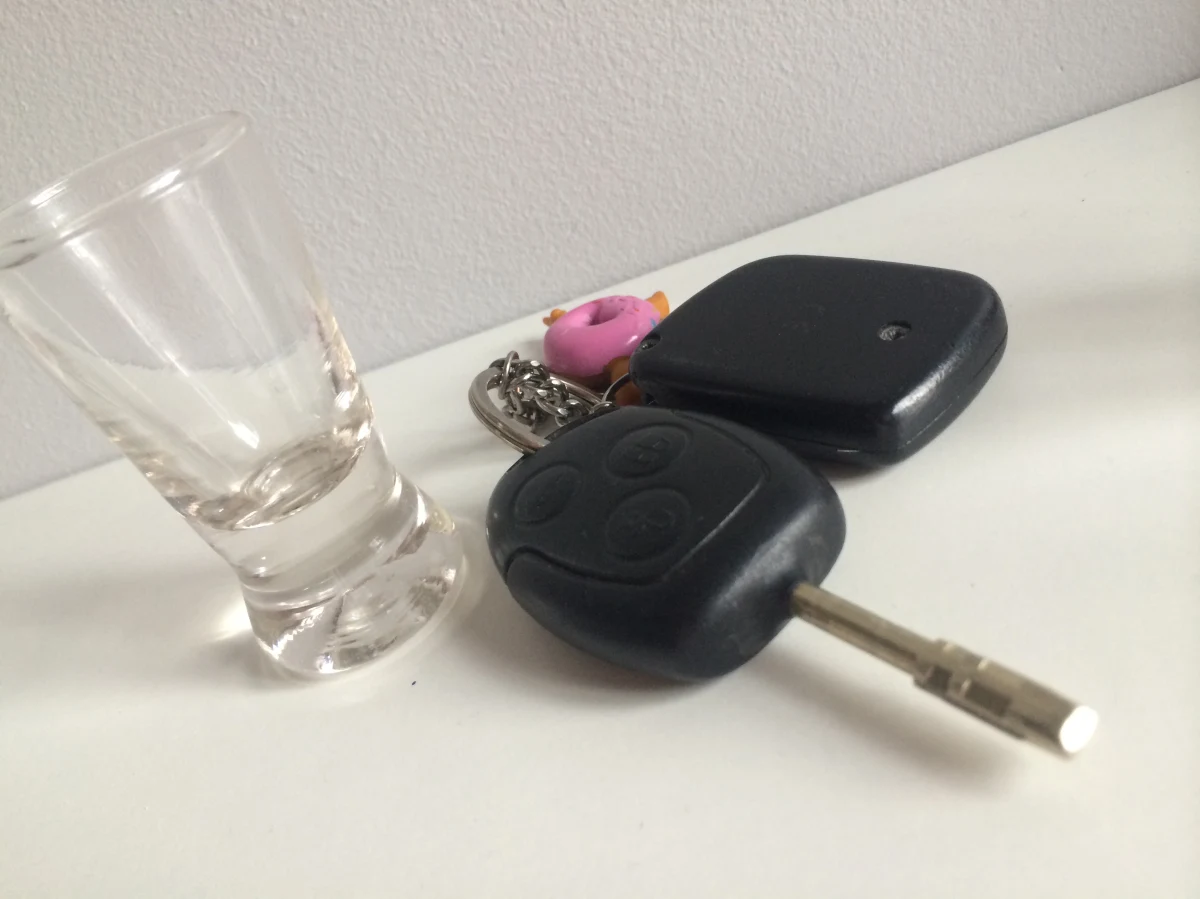 Dwie na cztery osoby zdecydowały się pomóc pijanemu kierowcy wyjechać z parkingu podczas policyjnej prowokacji, przeprowadzonej w Katowicach. W jednym przypadku reakcja była bierna, a tylko w jednym – prawidłowa. Policyjni eksperci oceniają tę sytuację jako "alarmującą". Prowokacja, zorganizowana we wtorek na parkingu galerii handlowej, jest częścią kampanii społecznej śląskiej policji pt. "Alkohol na drodze zabija".