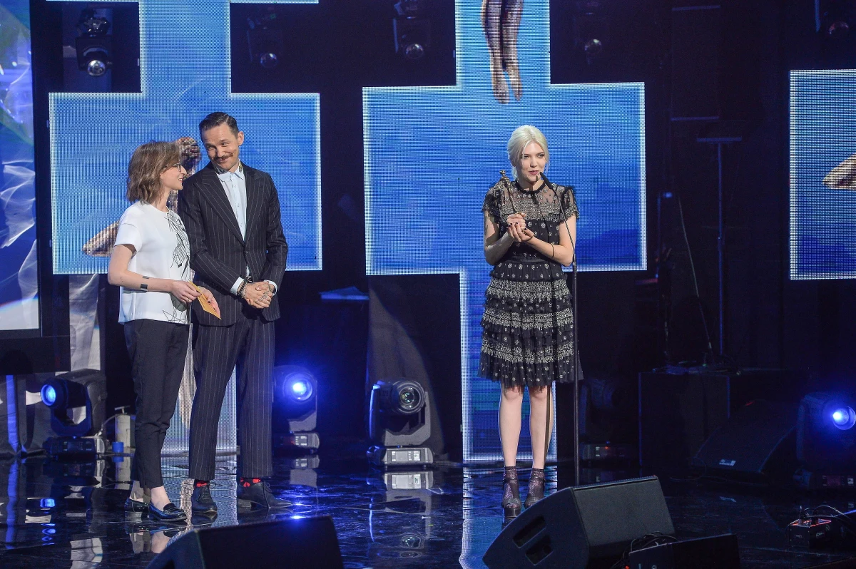 Daria Zawiałow oraz zespół HEY otrzymali Fryderyki - nagrody Akademii Fonograficznej.  Podczas wtorkowej gali w Teatrze Polskim w Warszawie muzycy odebrali statuetki w kategorii muzyki rozrywkowej i jazzowej. Za całokształt pracy artystycznej uhonorowano Andrzeja Dąbrowskiego i śp. Zbigniewa Wodeckiego.

