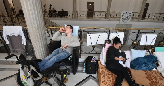 Kolejna runda rozmów na linii rząd - uczestnicy protestu w Sejmie. Do parlamentu przyjechała minister Elżbieta Rafalska. To było jej czwarte już spotkanie z protestującymi opiekunami. Tym razem minister postawiła jednak warunki. Chciała spotkać się za zamkniętymi drzwiami, bez kamer i dziennikarzy.