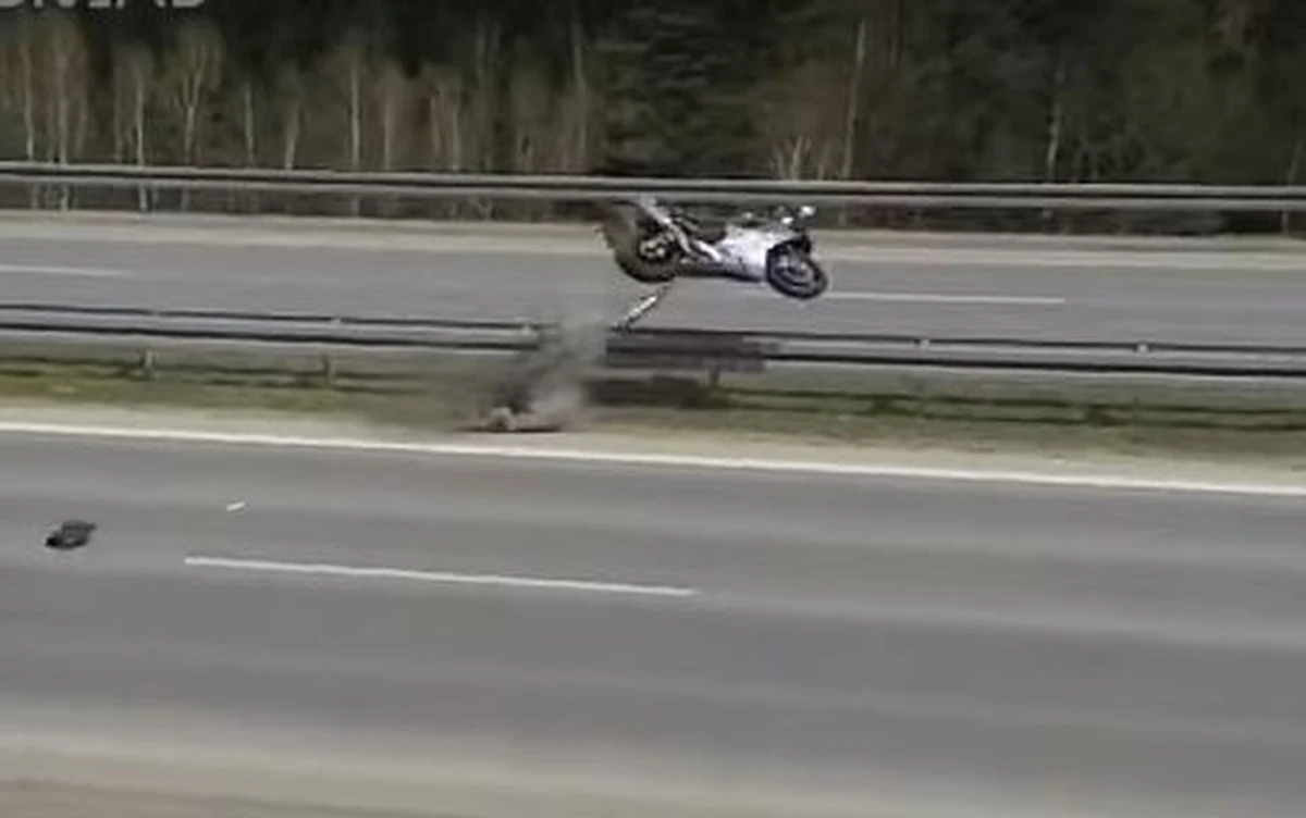 Organizatorzy nielegalnych wyścigów motocyklowych na zakopiance koło Rabki są coraz bardziej bezczelni. Ogłaszają w internecie kolejne spotkania, które nazywają "zlotami", "treningami", czy nawet Grand Prix, a dwa ostre zakręty na zakopiance nazwali "patelniaring" i mianują je "torem wyścigowym". Ostatnio opublikowali nawet zdjęcia numerów startowych jednej z imprez organizowanych na "patelniaringu".