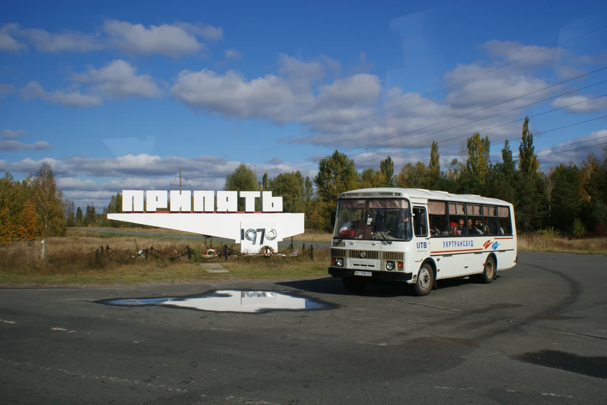32 lata temu doszło do awarii reaktora nr 4 w czarnobylskiej elektrowni jądrowej. Dziś tak zwana Strefa Wykluczenia jest tylko z pozoru miejscem niedostępnym. Z roku na rok wzrasta bowiem liczba osób, które odwiedzają to miejsce, a Polacy od paru lat plasują się w ścisłej czołówce.