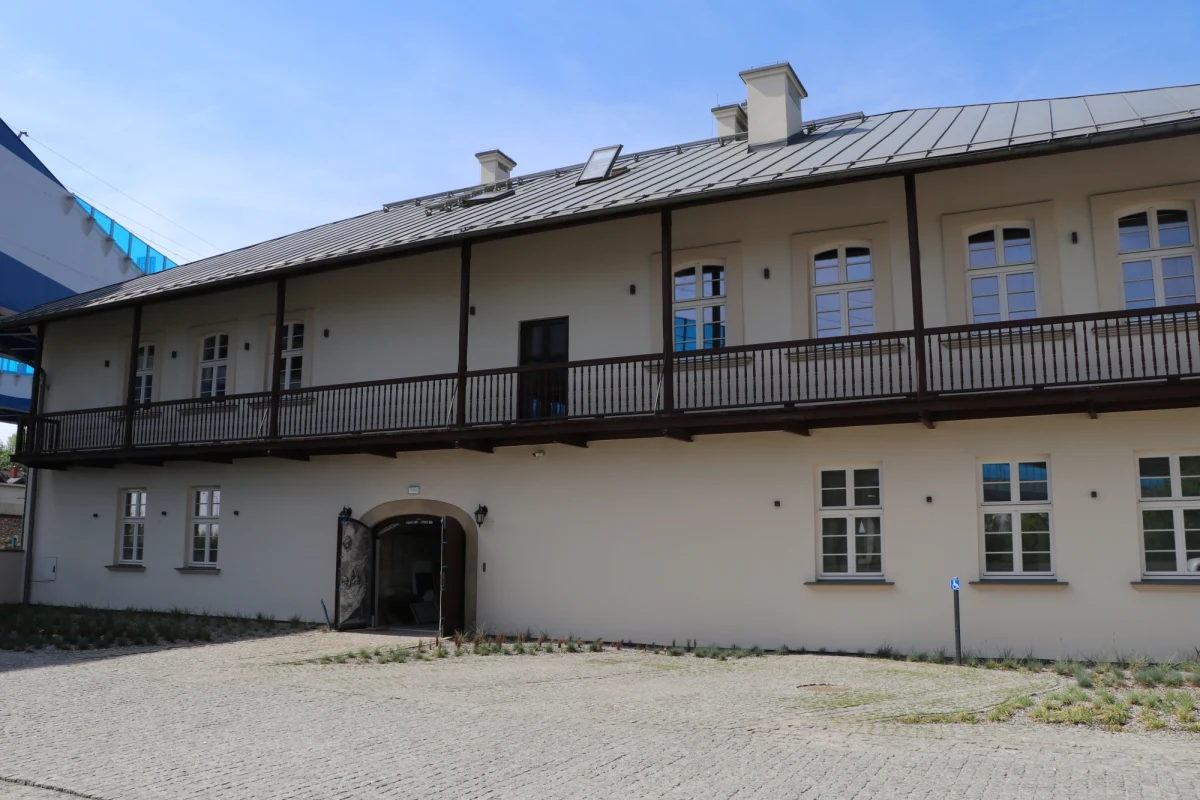 To już kolejne muzeum dzielnicowe, które powstało w Krakowie. Muzeum Podgórza jest oddziałem Muzeum Historycznego Miasta Krakowa. Pierwsza tego typu placówka powstała w 1996 roku  -  był to Dom Zwierzyniecki, kolejny oddział to Muzeum Dzieje Nowej Huty, które powstało w 2005 roku. Muzeum podgórza poświęcone jest dawnemu miastu – Podgórze, obecnie części Krakowa, położonej na prawym brzegu Wisły. 