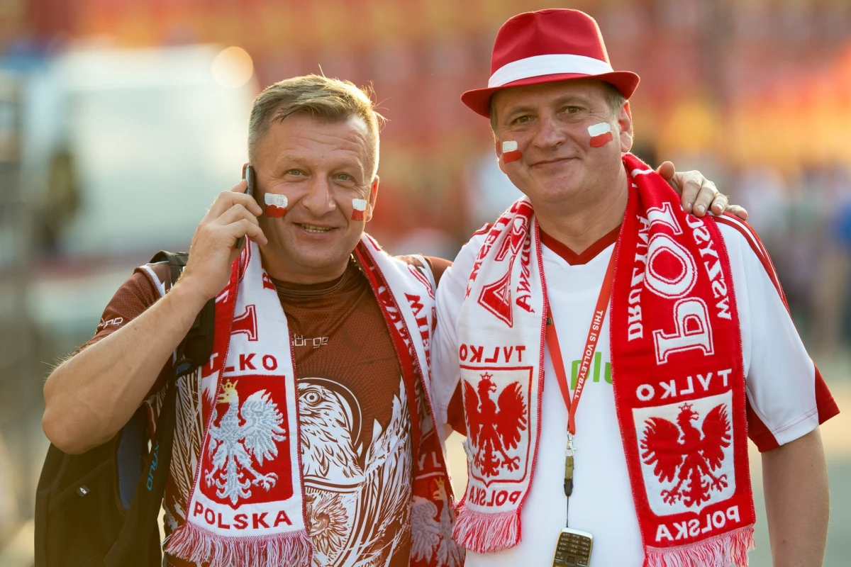 Nowy selekcjoner biało-czerwonej reprezentacji ogłosił nazwiska kadrowiczów, którzy 7 maja rozpoczną przygotowania do Ligi Narodów. To nowa formułą międzynarodowych rozgrywek, która zastąpi znaną do tej pory kibicom Ligę Światową. Oczekiwania wobec naszych siatkarzy są ogromne, bo przecież nie powiodło im się podczas rozgrywanych w Polsce Mistrzostw Europy. Po turnieju nastąpiła zwolnienie trenera i poszukiwania godnego następcy, którym został Vital Heynen. To on przygotuje naszych siatkarzy do tegorocznych rozgrywek, które m.in. mają przygotować Biało-czerwonych do zaplanowanych na jesień mistrzostw świata. 