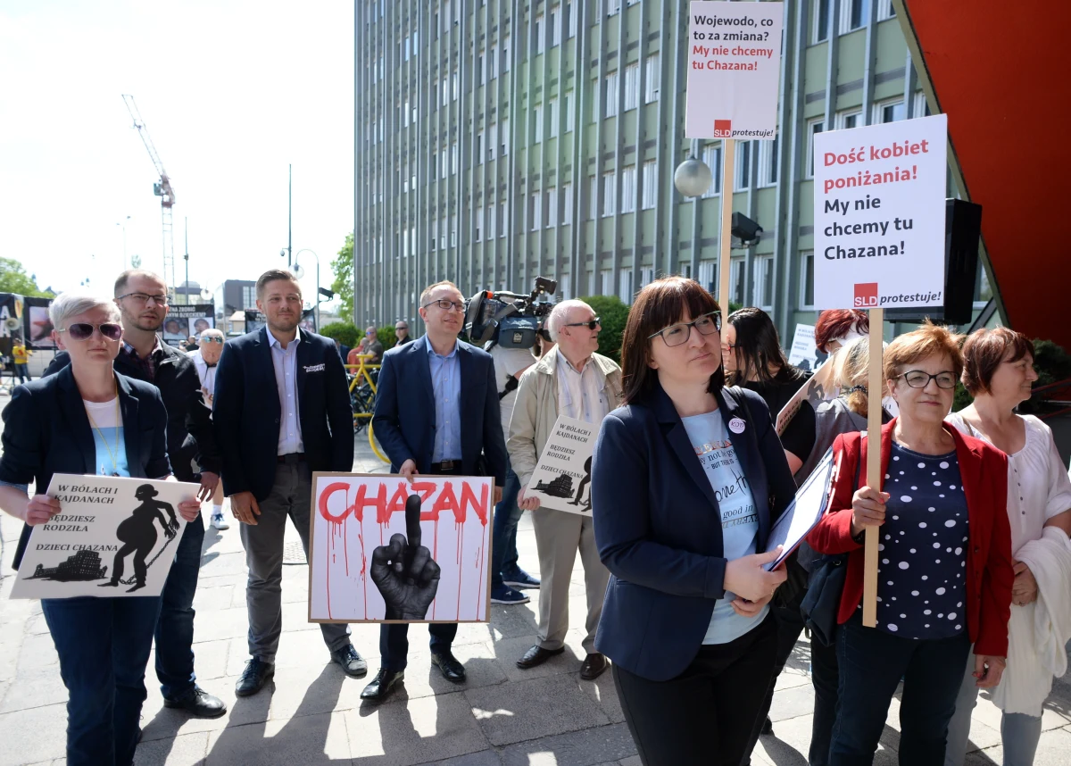 Ponad 50 osób uczestniczyło w proteście przed Świętokrzyskim Urzędem Wojewódzkim w Kielcach przeciwko decyzji wojewody o nominacji prof. Bogdana Chazana na wojewódzkiego konsultanta ds. ginekologii i położnictwa. Na miejscu pojawiła się też kilkunastoosobowa grupa zwolenników profesora.