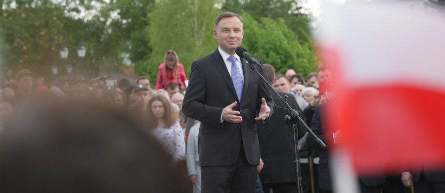 "Pan premier Mateusz Morawiecki ogłosił niedawno "piątkę Morawieckiego", mam nadzieję, że postulat dotyczący osób niepełnosprawnych pan premier do swojej piątki dołączy i będzie "szóstka Morawieckiego", która zostanie z powodzeniem zrealizowana dla dobra Rzeczypospolitej, dla polskiego społeczeństwa, dla nas wszystkich" – powiedział w Krośnie Odrzańskim prezydent Andrzej Duda. Jak podkreślił, "rodzice wychowujący niepełnosprawne dzieci to bohaterowie". 