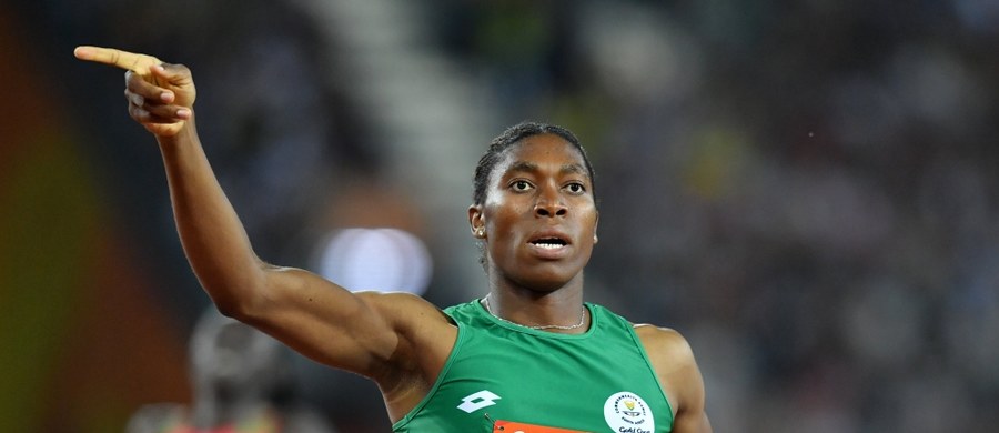 ​Nie rywalki z bieżni, a nowe przepisy Międzynarodowego Stowarzyszenia Federacji Lekkoatletycznych mogą zatrzymać dominację Caster Semenyi. IAAF postanowiło bowiem uregulować zasady rywalizacji zawodniczek z naturalnie podwyższonym poziomem testosteronu. Pochodząca z Republiki Południowej Afryki biegaczka od lat wzbudza kontrowersje w sportowym świecie. Niektóre rywali uważają, że nie powinna startować z kobietami.