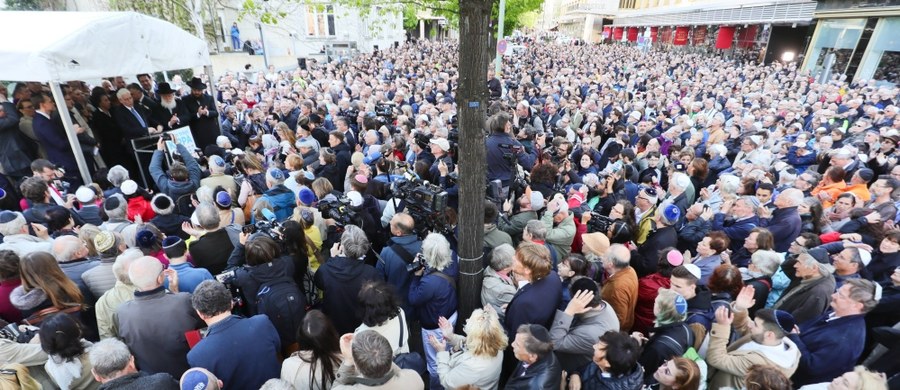 Tysiące Niemców przyszły w środę wieczorem w jarmułkach na wiece organizowane jako wyraz poparcia dla społeczności żydowskiej i protestu przeciwko nasilającemu się antysemityzmowi.