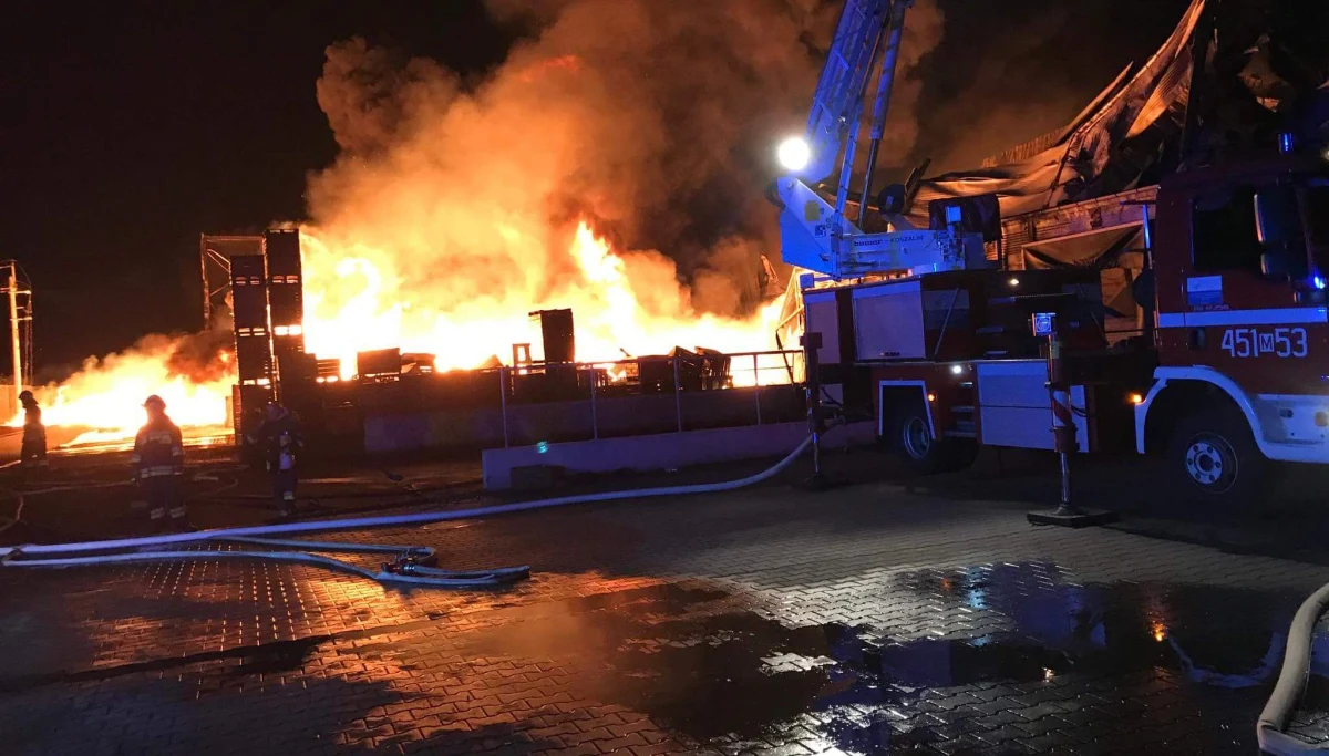 ​Niemal doszczętnie spłonęła sortownia owoców połączona z magazynem w Borzęcinie w gminie Błędów na Mazowszu. Informację o zdarzeniu dostaliśmy na Gorącą Linię RMF FM.