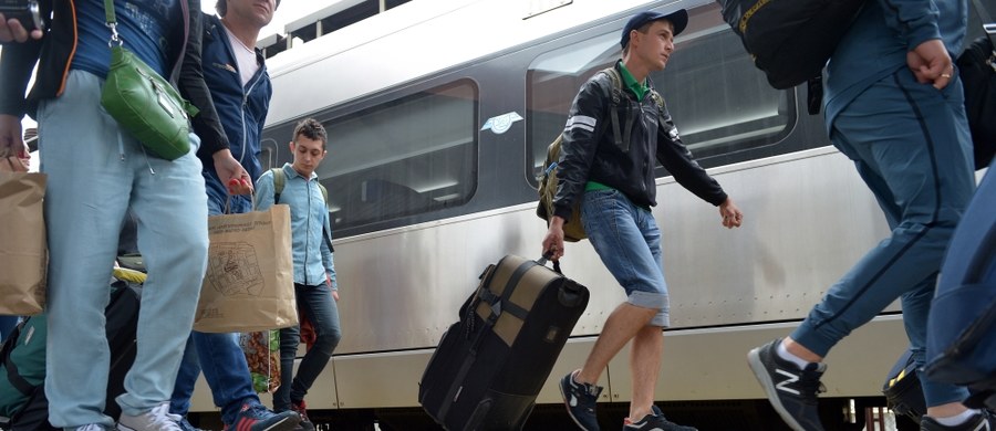 Ponad sześciu na dziesięciu migrantów z Ukrainy zamierza zostać w naszym kraju na dłużej. Połowa z nich chętnie osiedliłaby się tu na zawsze, tym bardziej że większość w Polsce dobrze się czuje - czytamy w czwartkowej "Rzeczpospolitej".