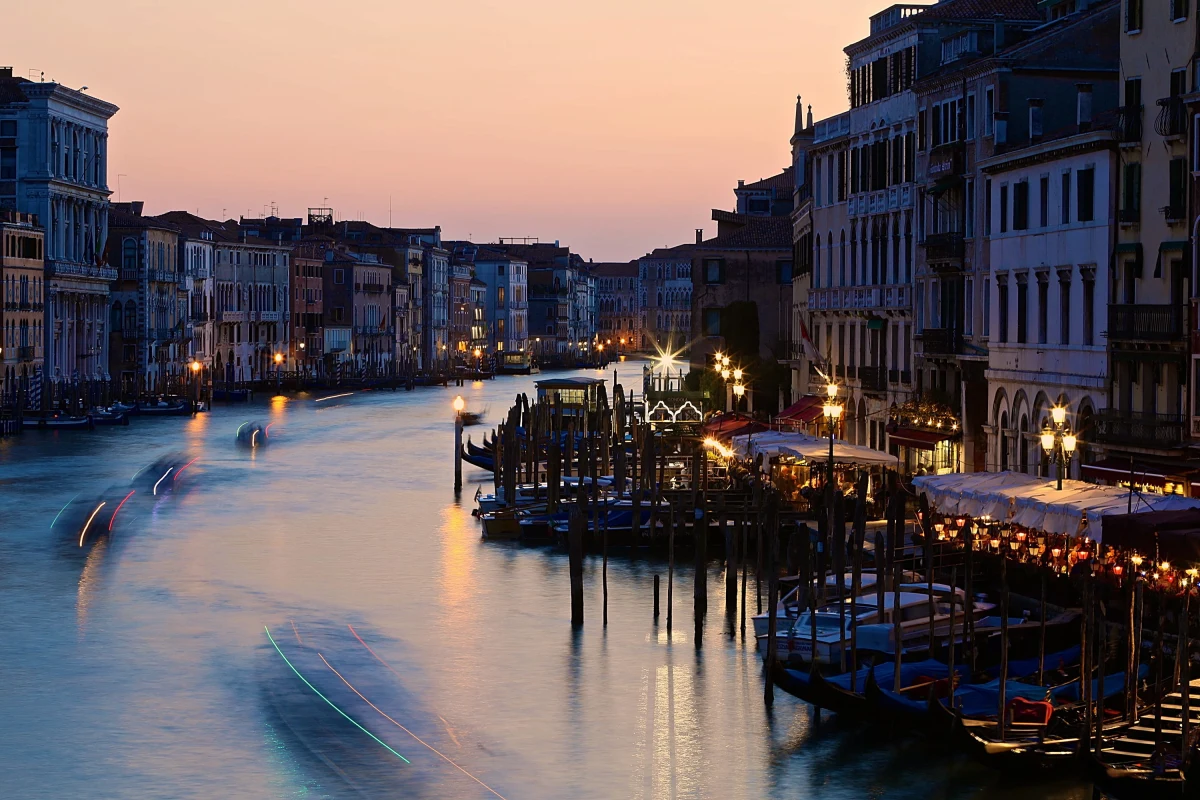 Władze Wenecji postanowiły, że w razie masowego, przekraczającego możliwości miasta napływu turystów w długi weekend poprzedzający Święto Pracy będą zamykać niektóre jego rejony i ograniczać ruch. To pierwsza taka decyzja we Włoszech.