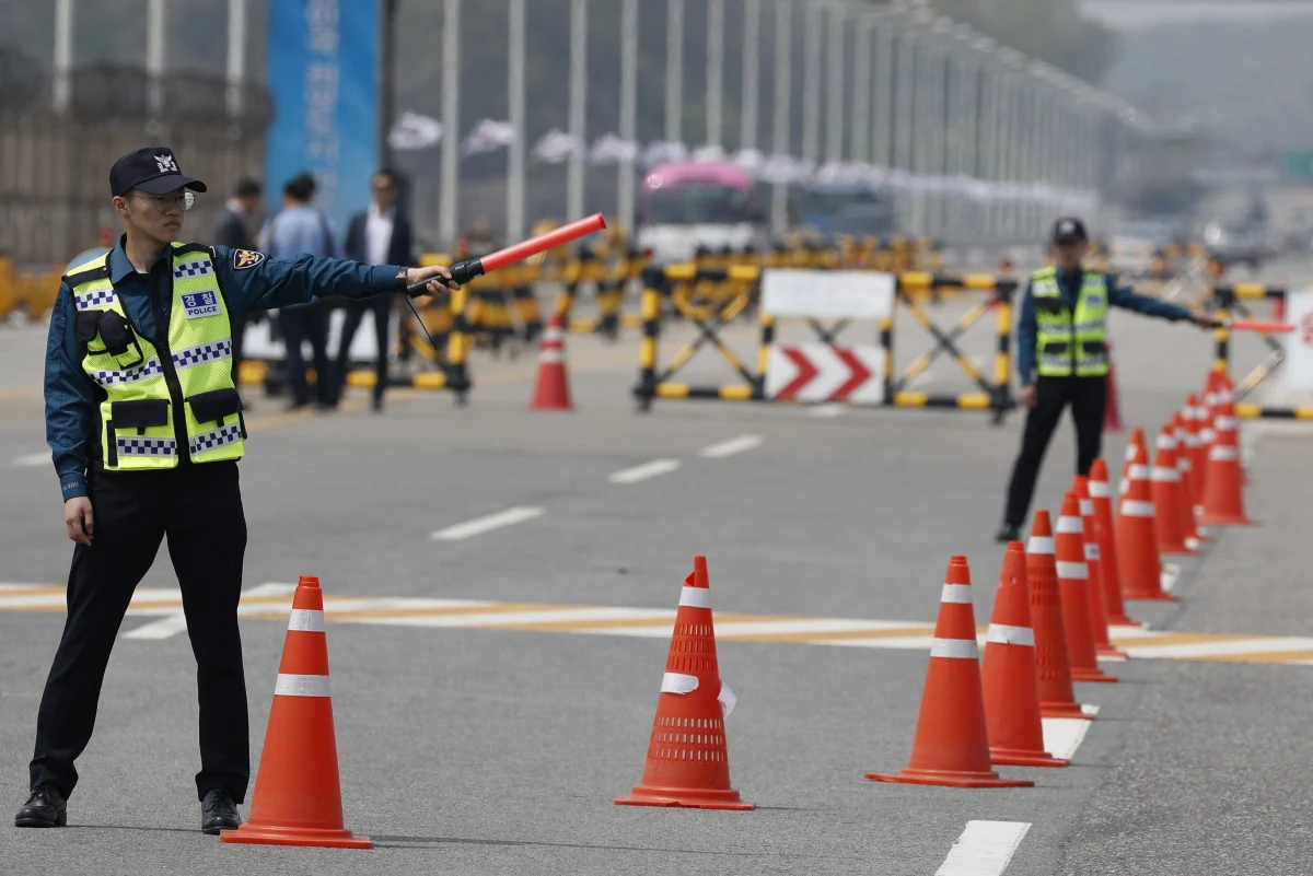 ​Prezydent Korei Płd. Mun Dze In powita lidera KRLD Kim Dzon Una na granicy strefy zdemilitaryzowanej w południowej części wsi Panmundżom w piątek o godz. 10:30 czasu lokalnego (godz. 1:30 w Polsce) - poinformował szef administracji prezydenckiej Im Dzong Seok. Kim Dzong In przekroczy granicę pieszo, w asyście osób towarzyszących - podał. Przywódcy KRLD będzie towarzyszyć jego siostra, Kim Jo Dzong. Obecność małżonki Kima nie została definitywnie potwierdzona.