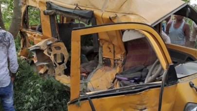 Indie: 13 dzieci zginęło w zderzeniu szkolnego busa z pociągiem. Kierowca miał na uszach słuchawki