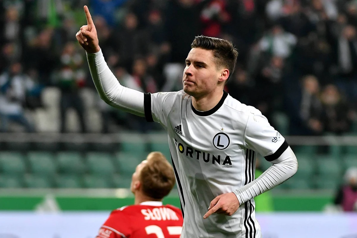 Strzelił w tym sezonie 12 goli dla Legii w lidze. W półfinale Pucharu Polski w ostatniej minucie zapewnił awans. Teraz dostaje nowy kontrakt, a Legia chce uczynić z niego filar drużyny. Mowa o Jarosławie Niezgodzie, który w rozmowie z Pawłem Pawłowskim zdradza, czym różni się Legia po zwolnieniu Romeo Jozaka oraz mówi o swojej najbliższej przyszłości nie tylko w warszawskiej drużynie, ale również w reprezentacji Polski.