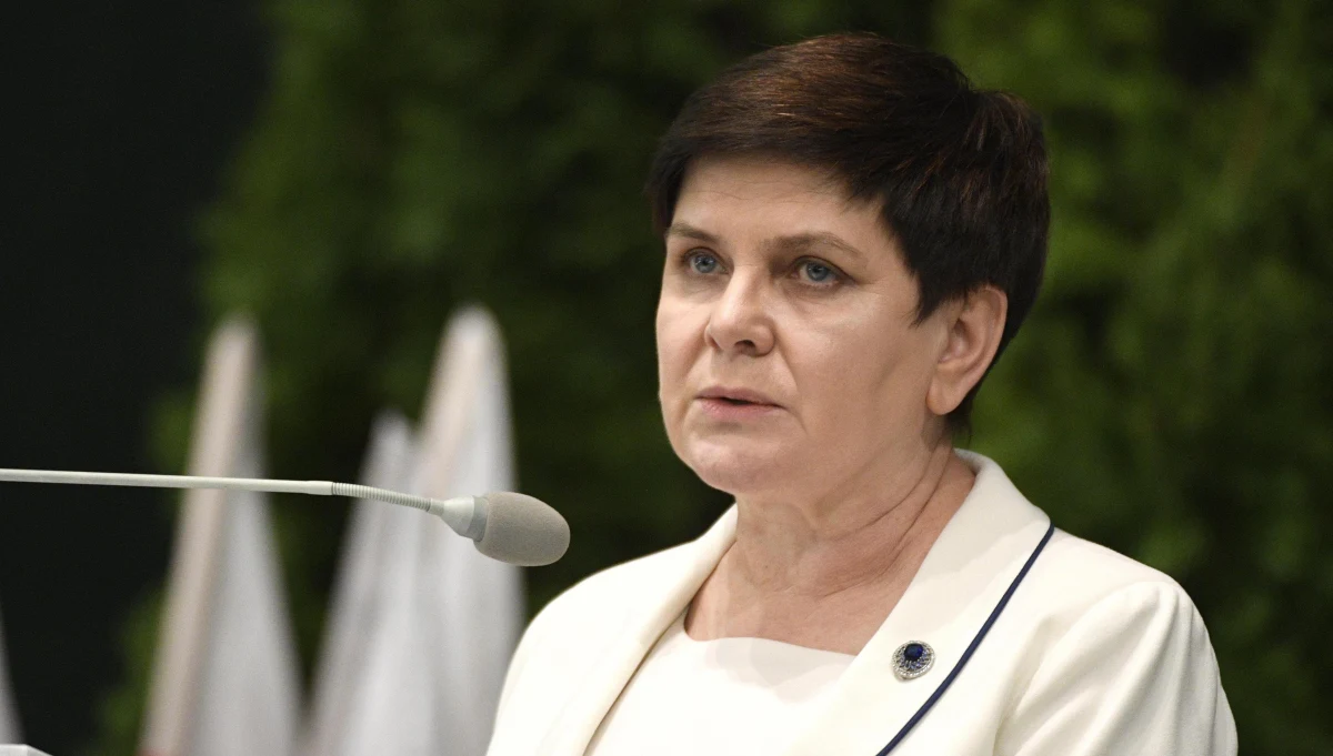 Wicepremier Beata Szydło zapowiedziała, że rząd przyjmie projekt dot. renty socjalnej. W jej ocenie będzie to dobra okazja do zakończenia protestu opiekunów osób niepełnosprawnych. Dodała, że jest gotowa spotkać się z nimi w Sejmie, jeżeli taka będzie wola premiera.