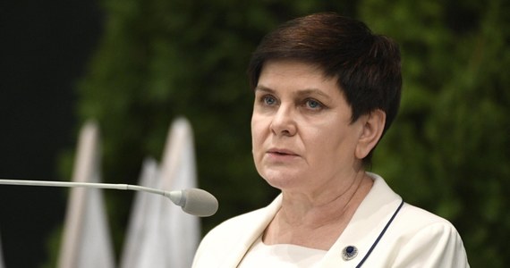 Wicepremier Beata Szydło zapowiedziała, że rząd przyjmie projekt dot. renty socjalnej. W jej ocenie będzie to dobra okazja do zakończenia protestu opiekunów osób niepełnosprawnych. Dodała, że jest gotowa spotkać się z nimi w Sejmie, jeżeli taka będzie wola premiera.