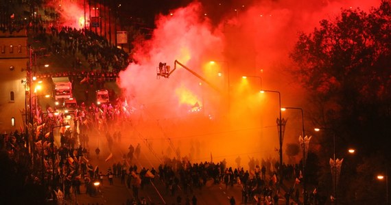 Rzecznik Praw Obywatelskich domaga się konsekwencji wobec policjantów, zabezpieczających ubiegłoroczny Marsz Niepodległości. Adam Bodnar skierował wczoraj do komendanta głównego policji list, w którym podsumowuje swoje ustalenia w sprawie działań funkcjonariuszy. Rzecznik pisze, że 11 listopada taktyka policji nie zmierzała do usuwania zagrożeń, a funkcjonariusze sami wielokrotnie złamali prawo. Oczekuje znalezienia winnych i wyciągnięcia wobec nich konsekwencji.