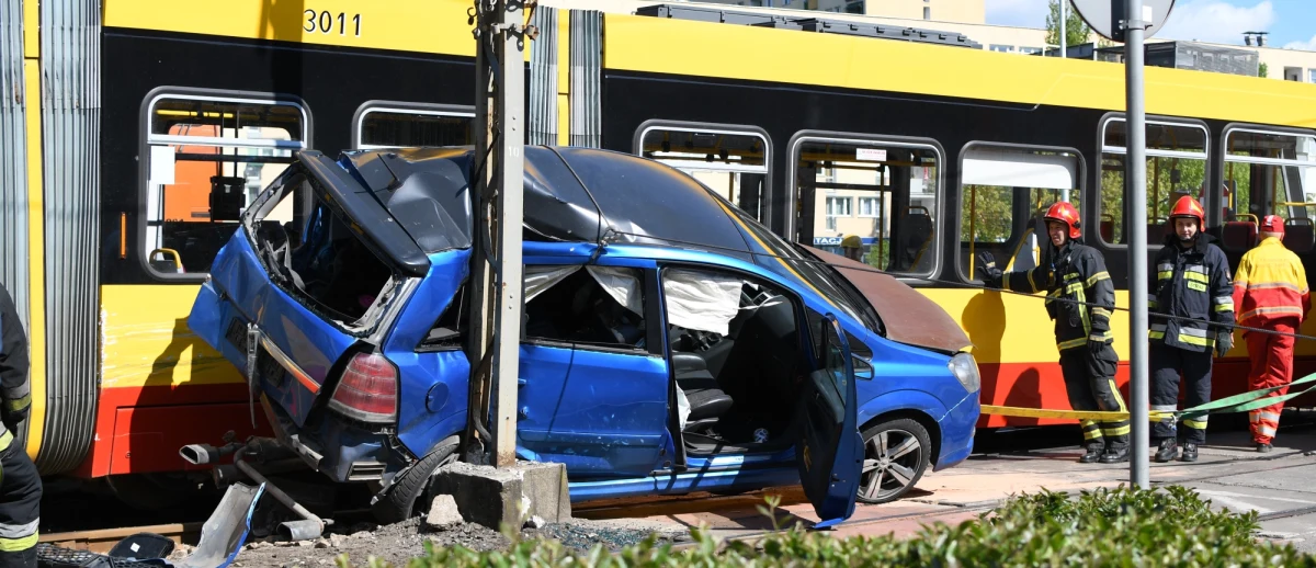 Samochód osobowy w czwartek rano wjechał pod tramwaj i zaklinował się między nim a słupem trakcyjnym na skrzyżowaniu Kijowskiej i Markowskiej na warszawskiej Pradze. Do szpitala trafiła ciężarna kobieta podróżująca samochodem. Pasażerom tramwaju nic się nie stało.
