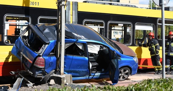 Samochód osobowy w czwartek rano wjechał pod tramwaj i zaklinował się między nim a słupem trakcyjnym na skrzyżowaniu Kijowskiej i Markowskiej na warszawskiej Pradze. Do szpitala trafiła ciężarna kobieta podróżująca samochodem. Pasażerom tramwaju nic się nie stało.
