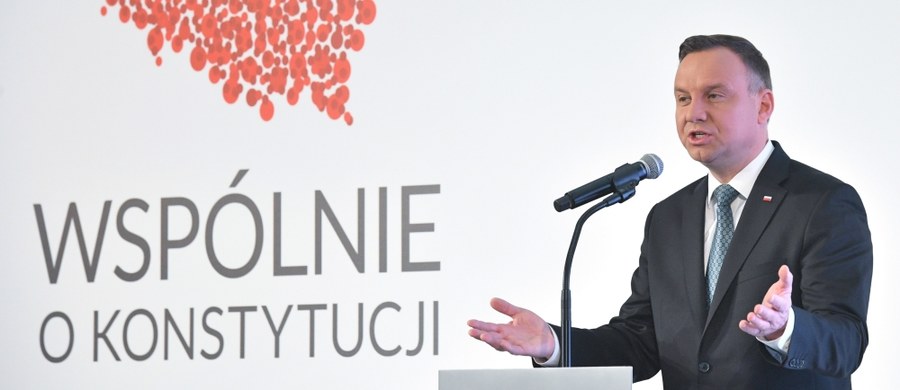 ​Polsce potrzebna jest konstytucja na miarę rzeczywistości XXI wieku - podkreślił prezydent Andrzej Duda. Jak dodał, w roku obchodów stulecia odzyskania niepodległości Polacy powinni mieć poczucie, że mogą w pełni suwerennie kształtować swoją przyszłość. W przemówieniu otwierającym kongres "Wspólnie o konstytucji na Narodowym", który podsumowuje dotychczasowe, organizowane przez Kancelarię Prezydenta spotkania regionalne dot. referendum konsultacyjnego ws. zmian w konstytucji, Duda ogłosił zakończenie pierwszego etapu debaty przedreferendalnej.