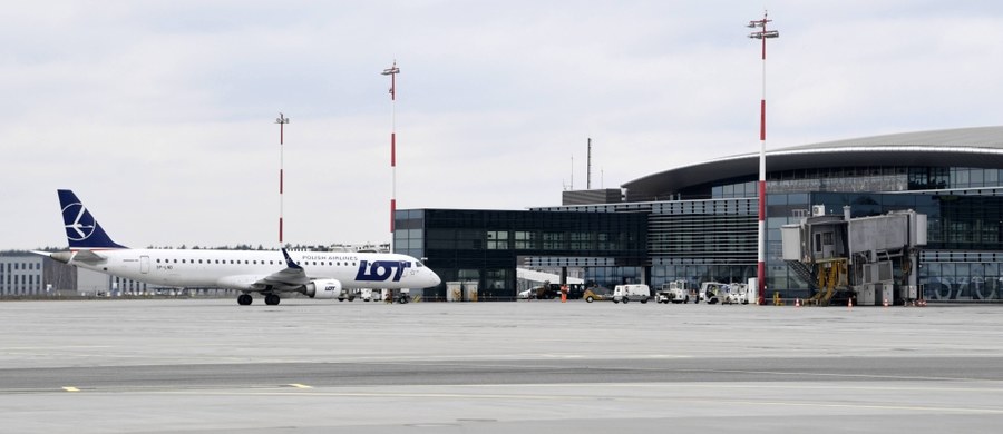 ​Związkowcy z LOT-u zapowiadają na 1 maja strajk generalny. Protest ma potrwać dopóki dyrekcja lotniczego przewoźnika nie spełni ich żądań płacowych. Szefostwo LOT-u ostrzega że protest będzie nielegalny, ponieważ decyzja o jego podjęciu nie była jednomyślna, tzn. nie poparły go wszystkie związki zawodowe w firmie.