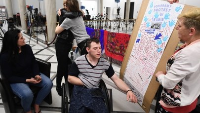 ​Obrady sejmowej podkomisji bez opiekunów osób niepełnosprawnych. Zmieniono miejsce debaty