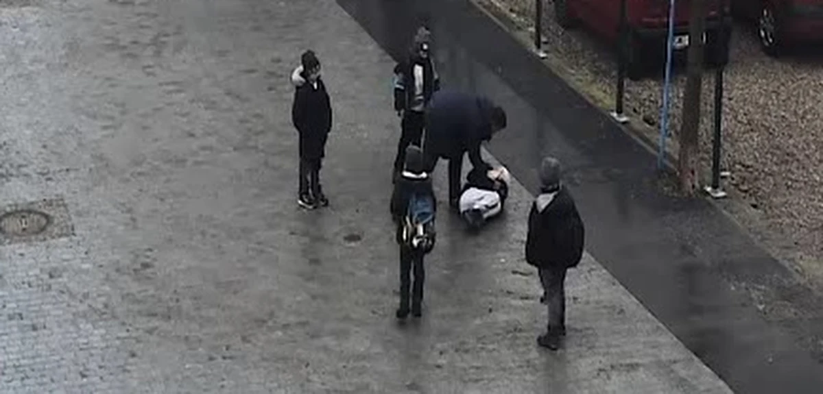 Policja poszukuje mężczyzny, który na Rynku w Pucku zaatakował 8-letniego chłopca. Opublikowano film z monitoringu pokazujący to zdarzenie. 