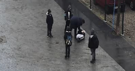 Policja poszukuje mężczyzny, który na Rynku w Pucku zaatakował 8-letniego chłopca. Opublikowano film z monitoringu pokazujący to zdarzenie. 