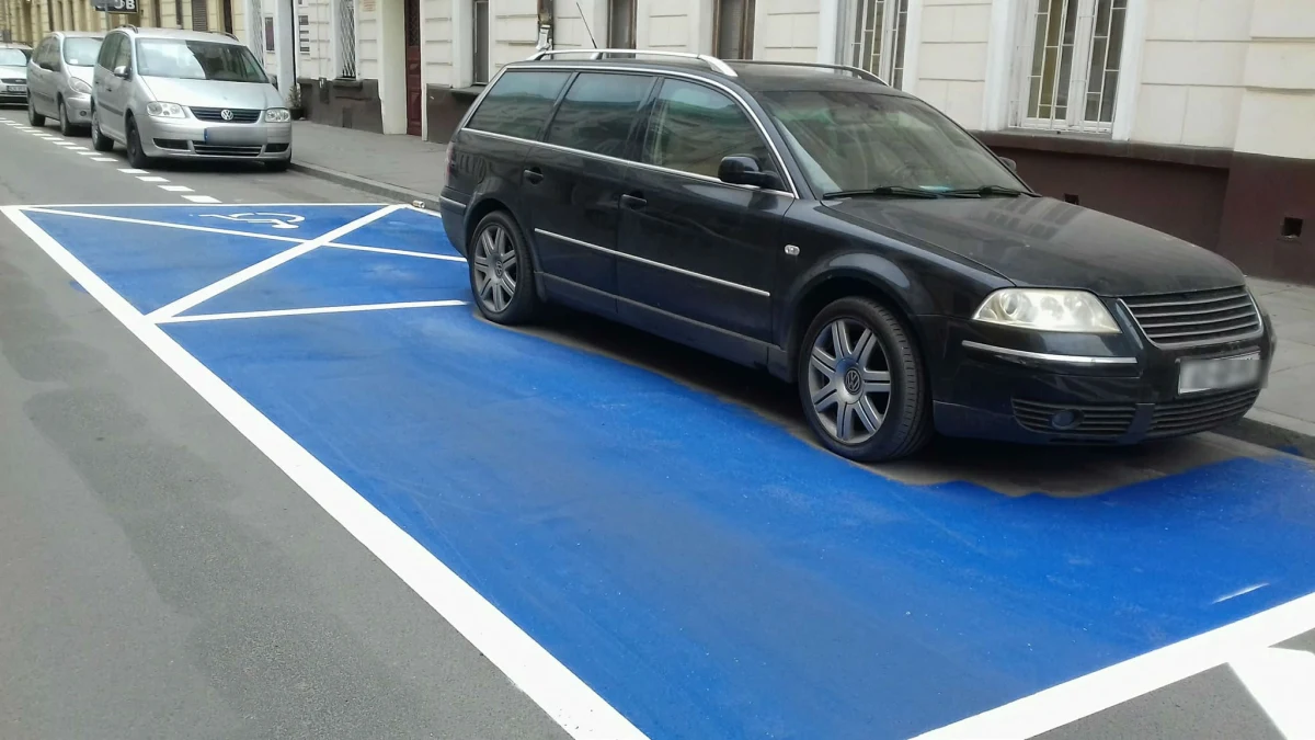 Auto stojące na miejscu parkingowym i drogowcy malujący wokół niego niebieską kopertę. To nie fabuła kabaretowego skeczu, ale rzeczywistość rodem z Krakowa. Teraz spece od znakowania dróg czekają, że kierowca odjedzie. Wtedy dokończą swoje dzieło. 