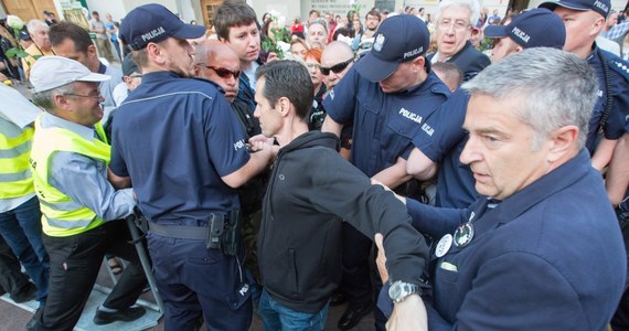 Warszawski sąd rejonowy umorzył sprawę 22 osób - w tym byłego opozycjonisty Władysława Frasyniuka - obwinionych o blokowanie comiesięcznego marszu smoleńskiego 10 czerwca 2017 r. Sąd wskazał, że działanie obwinionych nie wypełniło znamion wykroczenia.