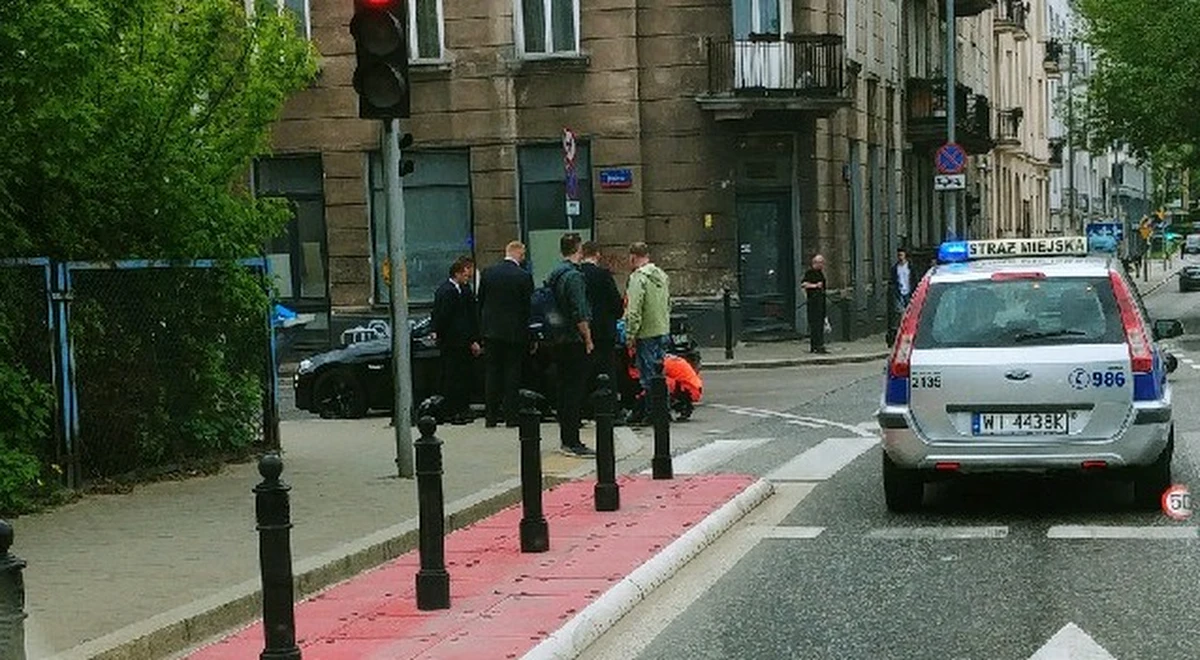 Niebezpieczna sytuacja w związku z przejazdem kolumny aut Służby Ochrony Państwa w Warszawie. Jedna osoba została poszkodowana.