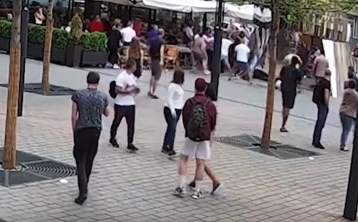 Holenderscy kick-bokserzy brutalnie pobili kelnerów w czeskiej Pradze, którzy zwrócili im uwagę, by nie pili własnego alkoholu w ogródku kawiarnianym. Napastnicy zostali zatrzymani dwa dni później przez policję na lotnisku, kiedy chcieli odlecieć do domu. Grozi im nawet 10 lat więzienia. Media ujawniają, że jeden ze sprawców pracuje w policji w Amsterdamie. Do Pragi Holendrzy przyjechali świętować zbliżający się ślub jednego z nich. 