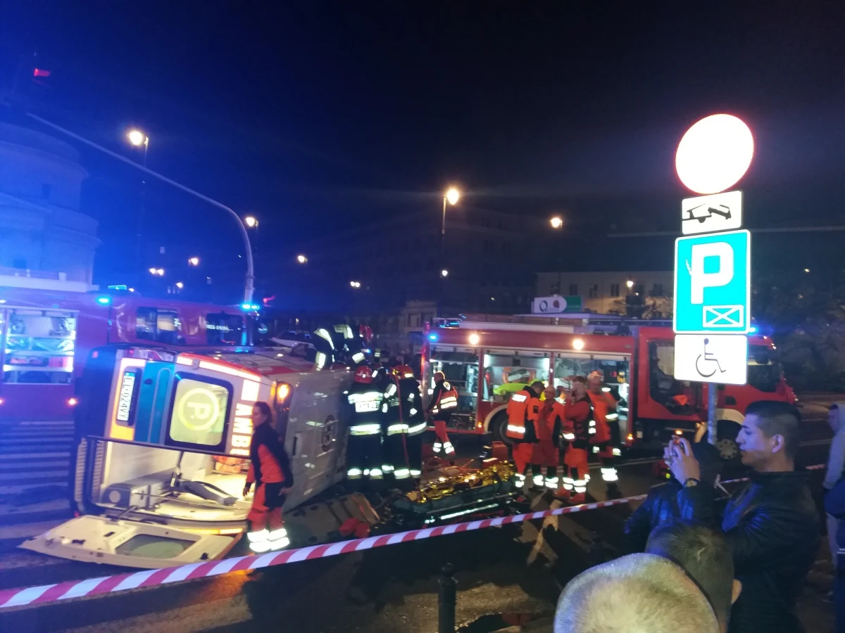 Na Placu Trzech Krzyży w Warszawie doszło do wypadku z udziałem karetki. Z uprzywilejowanym pojazdem zderzył się samochód osobowy. Są poszkodowani.