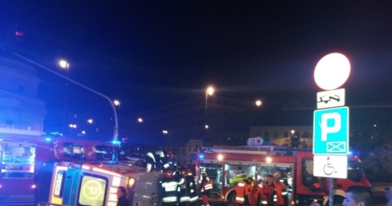 Na Placu Trzech Krzyży w Warszawie doszło do wypadku z udziałem karetki. Z uprzywilejowanym pojazdem zderzył się samochód osobowy. Są poszkodowani.