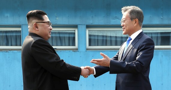 Przywódca Korei Płn. Kim Dzong Un powiedział w piątek w czasie historycznego spotkania z prezydentem Korei Płd. Mun Dze Inem, że odwiedzi jego siedzibę w Seulu, jeśli zostanie zaproszony - przekazał rzecznik Muna po zakończeniu porannej części szczytu w Panmundżomie.