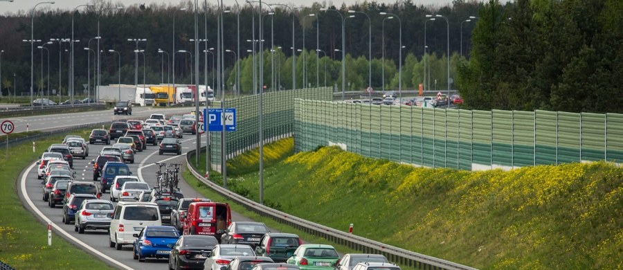 Nawet 5 tys. policjantów ruchu drogowego wyjedzie na drogi w czasie długiego weekendu majowego. Będą przede wszystkim zwracali uwagę na przekraczanie prędkości, trzeźwość i sposób przewożenia pasażerów. 