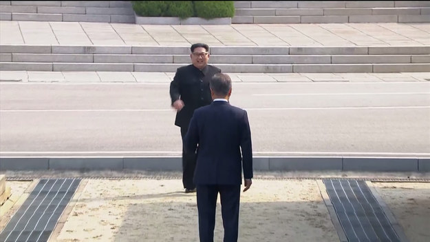 "Dziś rozpoczyna się nowa era pokoju i dobrobytu w relacjach między Koreami" - oświadczył przywódca Korei Płn. Kim Dzong Un, który przekroczył w piątek granicę z Koreą Płd. i po raz pierwszy spotkał się z prezydentem tego kraju Mun Dze Inem.