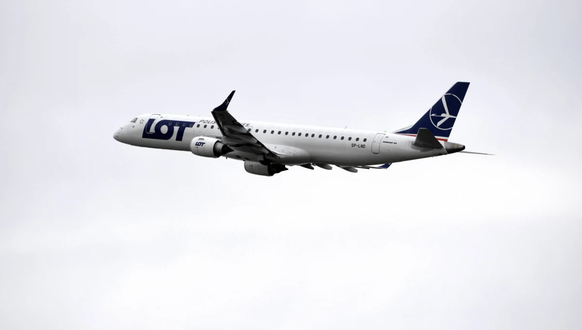 Ponad 800 pracowników PLL LOT w referendum strajkowym opowiedziało się za akcją protestacyjną, związki zawodowe mają zatem silny mandat do przeprowadzenia strajku 1 maja - powiedział szef związku zawodowego pilotów komunikacyjnych w PLL LOT Adam Rzeszot. Protest ma potrwać dopóki dyrekcja nie spełni ich żądań płacowych.