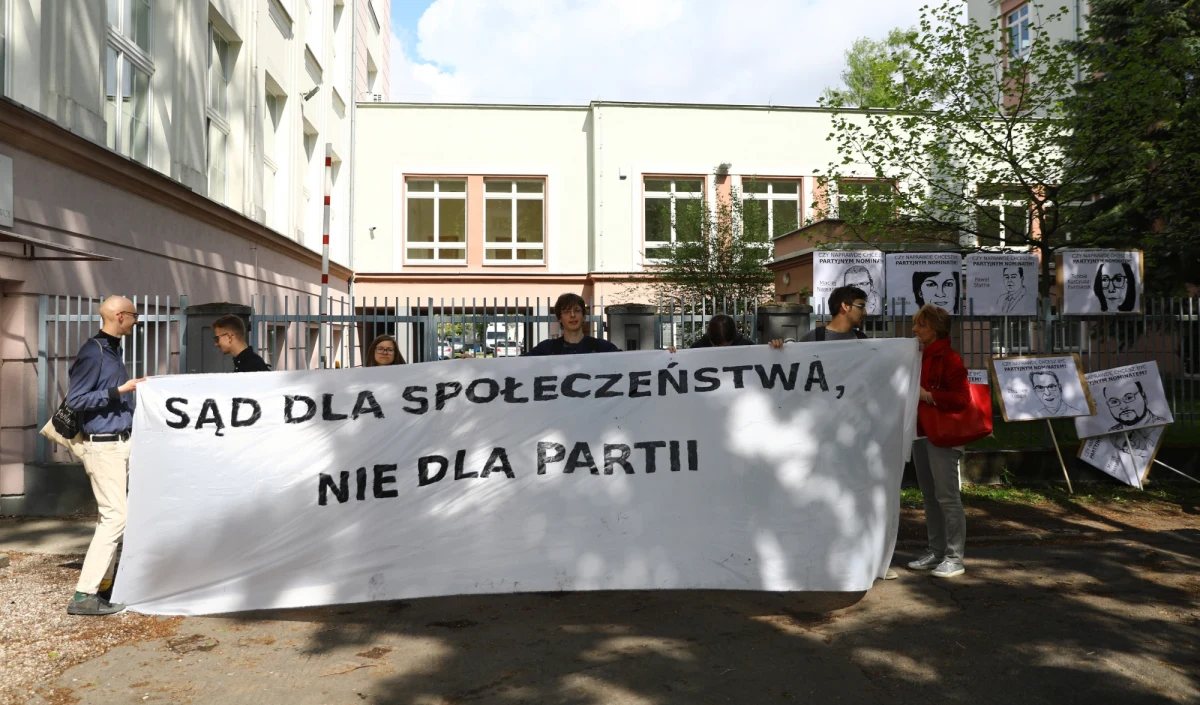 Wybór przewodniczącego, demonstracyjne wyjście z sali I prezes Sądu Najwyższego, a potem seria głosowań i obsadzenie wszystkich funkcji. Tak w skrócie wyglądało pierwsze posiedzenie Krajowej Rady Sądownictwa po prawie dwumiesięcznej przerwie. Nowym szefem Krajowej Rady Sądownictwa został sędzia Leszek Mazur - sędzia Sądu Okręgowego w Częstochowie, wybrany przez Sejm i popierany przez PiS. W tajnym głosowaniu Leszka Mazura poparło 16 z 23 głosujących sędziów. Jego kontrkandydatką była Teresa Kurcyusz-Furmanik, na którą oddano 5 głosów.