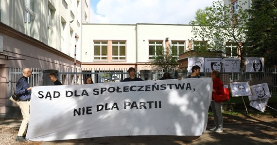 Wybór przewodniczącego, demonstracyjne wyjście z sali I prezes Sądu Najwyższego, a potem seria głosowań i obsadzenie wszystkich funkcji. Tak w skrócie wyglądało pierwsze posiedzenie Krajowej Rady Sądownictwa po prawie dwumiesięcznej przerwie. Nowym szefem Krajowej Rady Sądownictwa został sędzia Leszek Mazur - sędzia Sądu Okręgowego w Częstochowie, wybrany przez Sejm i popierany przez PiS. W tajnym głosowaniu Leszka Mazura poparło 16 z 23 głosujących sędziów. Jego kontrkandydatką była Teresa Kurcyusz-Furmanik, na którą oddano 5 głosów.