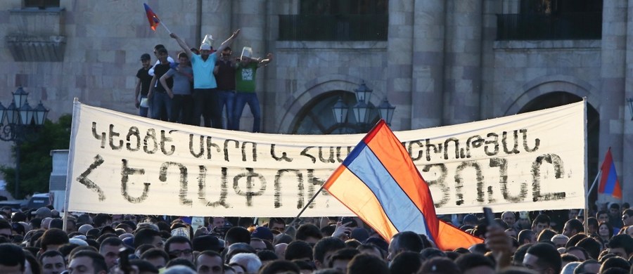 Pełniący obowiązki premiera Armenii Karen Karapetian odmówił udziału w piątkowych negocjacjach z liderem opozycji Nikolem Paszynianem. Ten wcześniej zaprosił do rozmów na temat przyszłości kraju, ale w obecności mediów. To nie spodobało się p.o. premierowi.