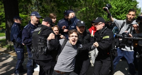 Policja doprowadziła na komisariat 11 osób, które manifestowały przed siedzibą Krajowej Rady Sądownictwa - poinformował Mariusz Mrozek z Komendy Stołecznej Policji. Jak dodał, “trwają z nimi dalsze czynności".