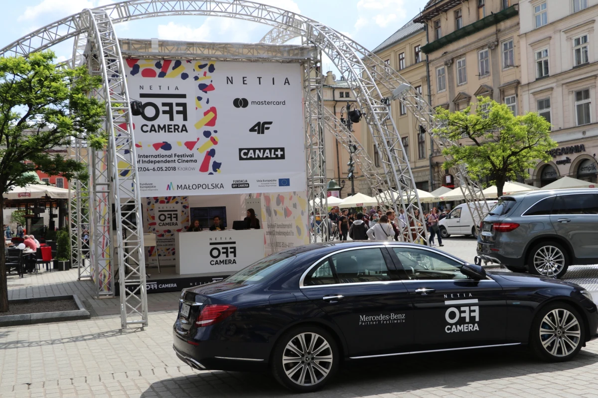 Już dziś wieczorem po raz 11. wystartuje w Krakowie Międzynarodowy Festiwal Kina niezależnego Netia Off Camera. Mocne kino z całego świata i kilkuset gości. Netia OFF CAMERA zawiera w sobie bogatą ofertę atrakcji, serwującą miłośnikom kina szereg propozycji, spośród których każdy może znaleźć dla siebie coś ciekawego. Oto 11 wydarzeń, które polecają organizatorzy.  