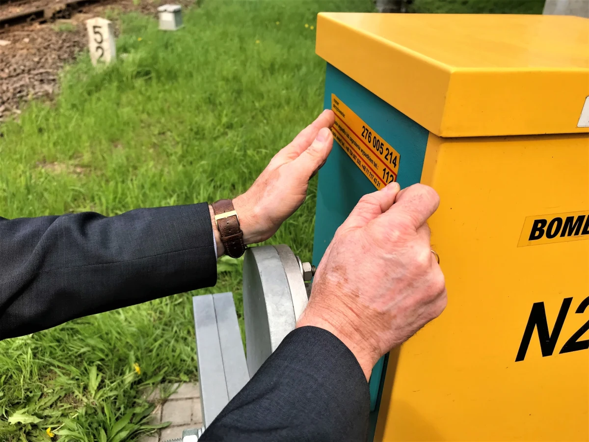 Specjalne naklejki z indywidualnym numerem przejazdu kolejowego i numerami telefonów do służb pojawiają się na przejazdach w całym kraju. W sumie oznakowanych zostanie blisko 14 tysięcy skrzyżowań dróg z torami. Informacje z naklejkami mają pomóc w szybkim zlokalizowaniu miejsca, w którym doszło do wypadku czy awarii. W najgroźniejszych sytuacjach podanie numeru z naklejki przyspieszy wstrzymanie ruchu na danej trasie. Znakowanie potrwa do końca maja. 