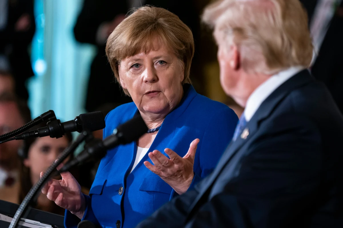 Kanclerz Niemiec Angela Merkel podczas roboczej wizyty w USA rozmawiała w piątek z prezydentem Donaldem Trumpem o sprawach międzynarodowych - m.in. o Iranie i sytuacji na Półwyspie Koreańskim - o zagadnieniach bezpieczeństwa i kwestiach handlu transatlantyckiego. Trump nazwał władze Iranu "morderczym reżimem". Na konferencji prasowej z niemiecką kanclerz podkreślił, że nie można dopuścić do tego, żeby Iran kiedykolwiek wszedł w posiadanie broni nuklearnej.